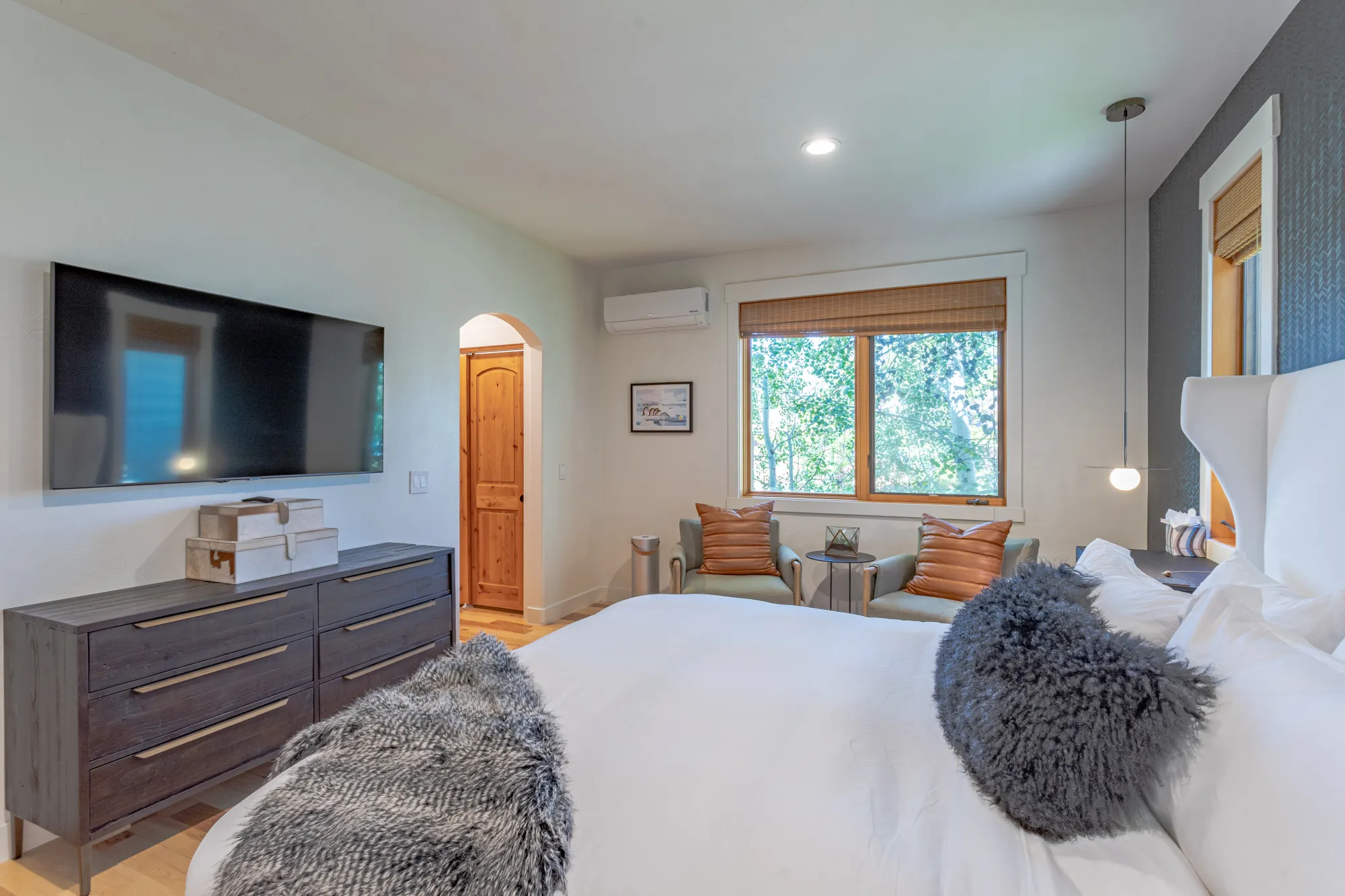 Primary suite — smart TV & ensuite