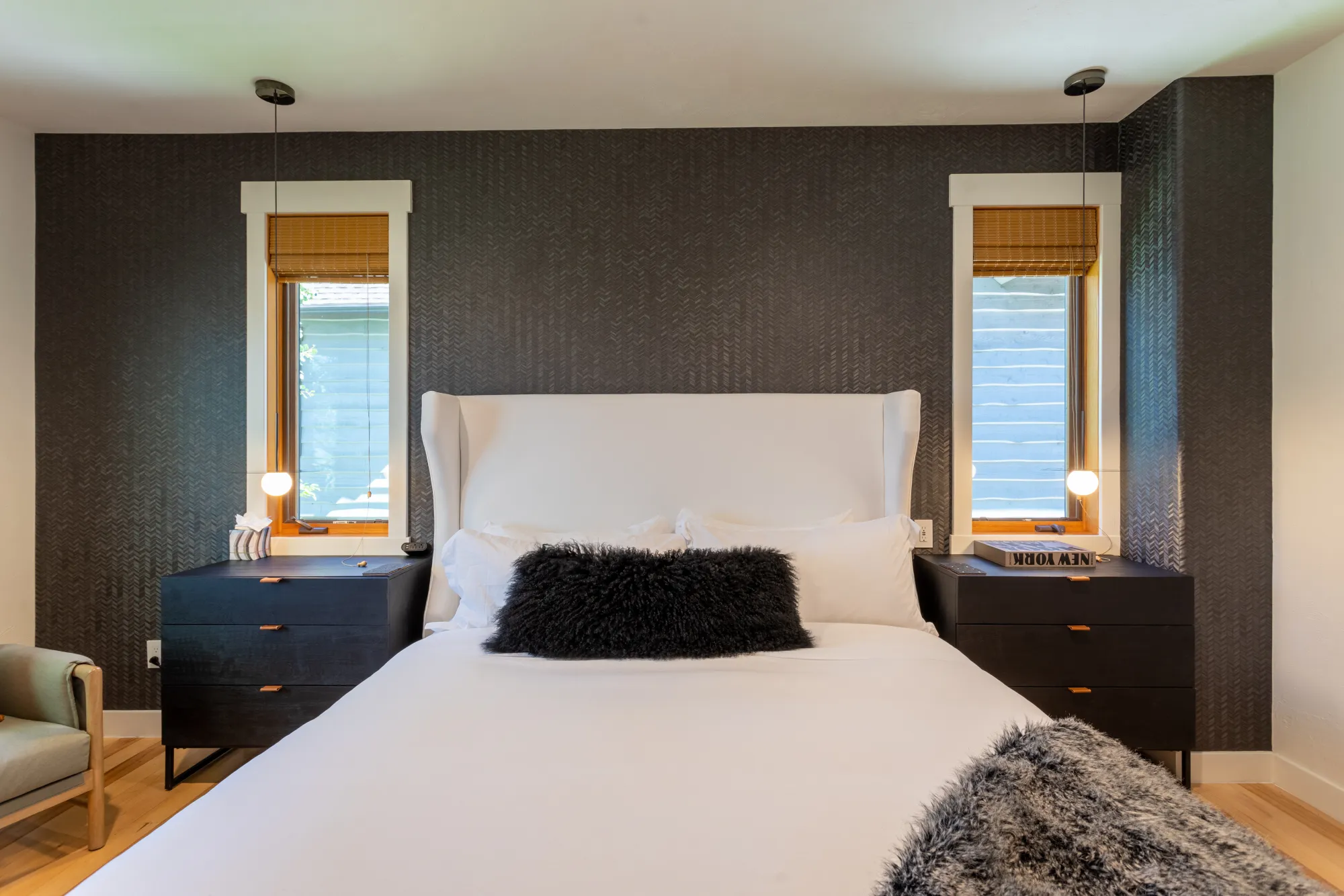 Primary suite — king bed & sitting area
