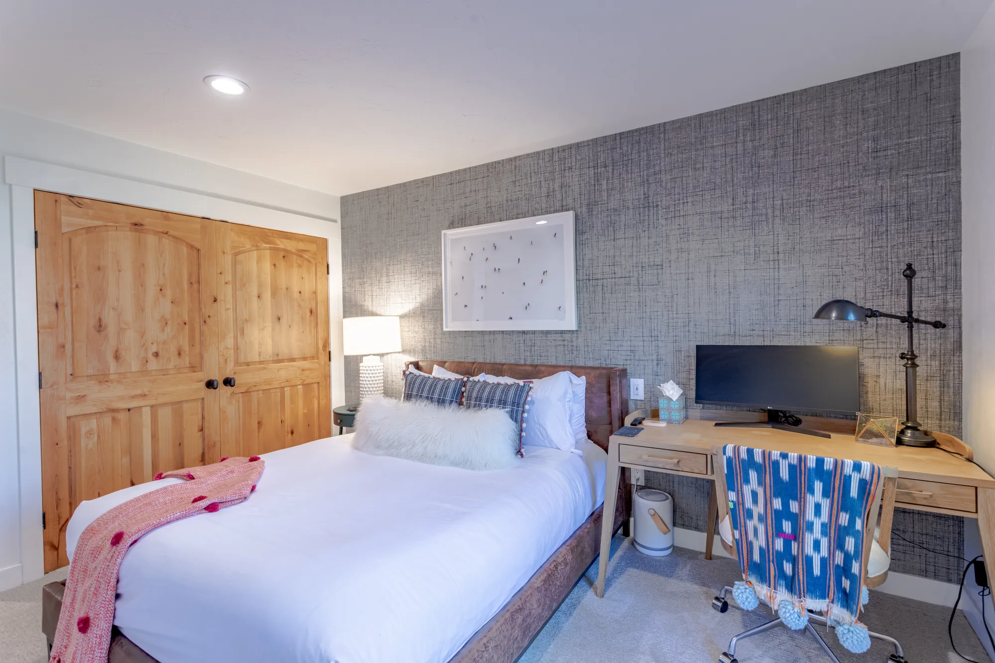 Queen bedroom & work desk